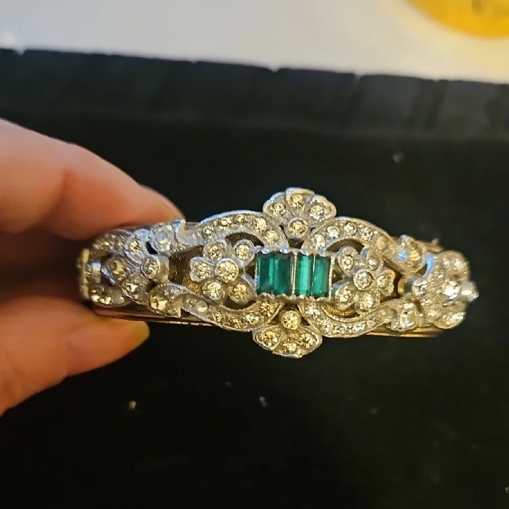 Gold tone vintage Art Deco Bracelet with detailed filigree adorned with stones - Picture 9 of 9